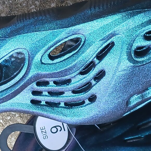 Bon Joll NWOB NWT Metallic Iridescent Puple, Blue,Teal Foam Runners Size 9 - Picture 4 of 4